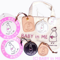BABY in MEには、バッグチャームをはじめ、マタニティバッジ、トートバッグ、車用サインなど、さまざまなオリジナルグッズがあります。